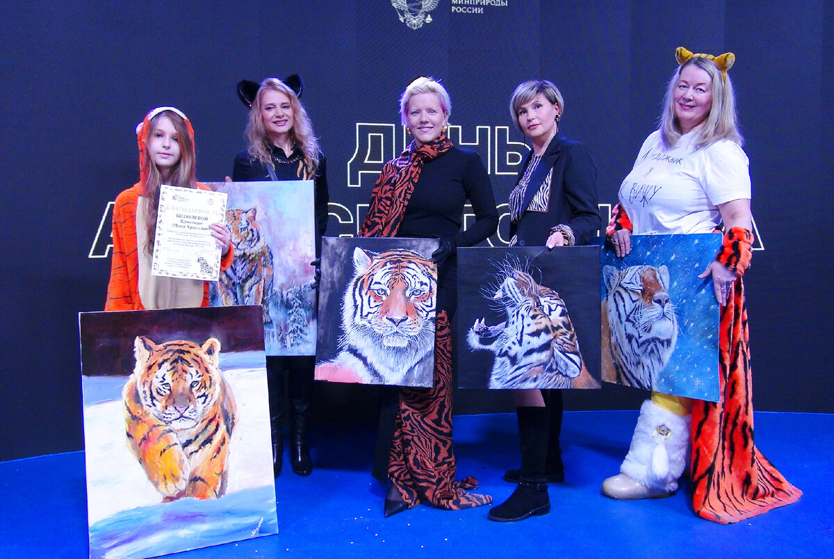 Дефиле чусовой. Модница дефиле. Показ мод. День дефиле. День дефиле.