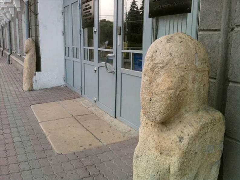 Скифские статуи при входе в краеведческий музей. Ставрополь.