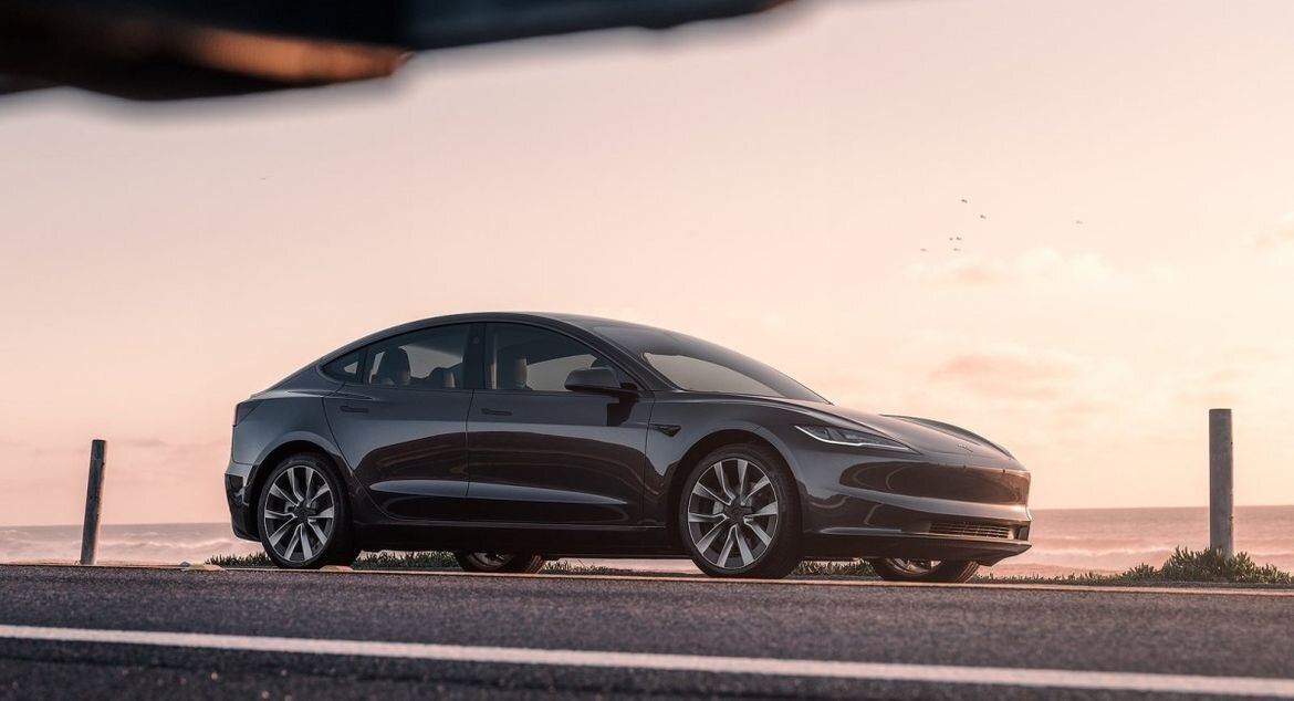 Tesla red. Exceed седан. Exceed седан. Тесла 2024 фото. Новая тесла 2024.