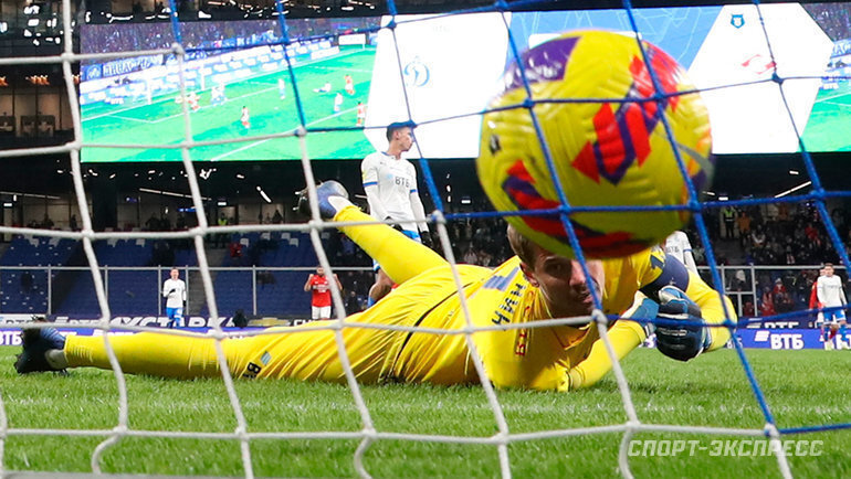    Антон Шунин пропускает гол в матче «Динамо» и «Спартака».Александр Федоров
