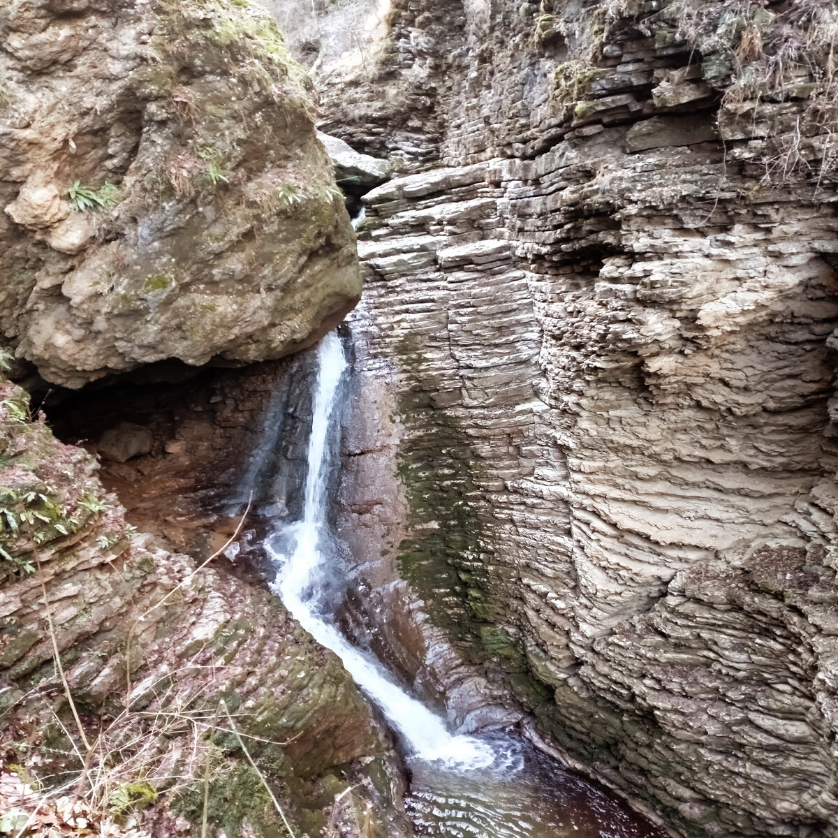 Окаменевшее сердце колдуна дало начало горному водопаду. Фото: Татьяна Афанасьева