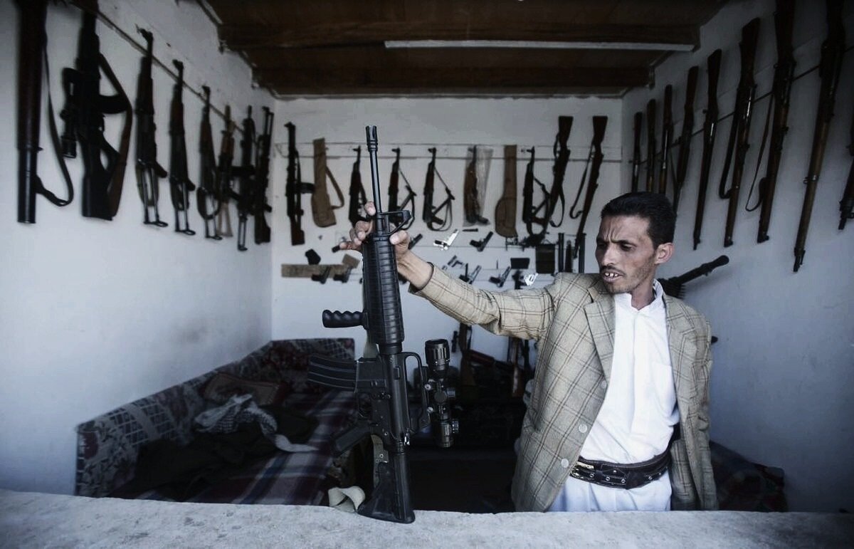 Оружие распад. Йемен оружейный рынок. Чёрный рынок оружия. Торговец оружием. Оружие в Йемене.