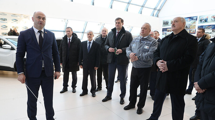     Лукашенко поручил правительству во что бы то ни стало удовлетворить спрос населения на отечественные авто