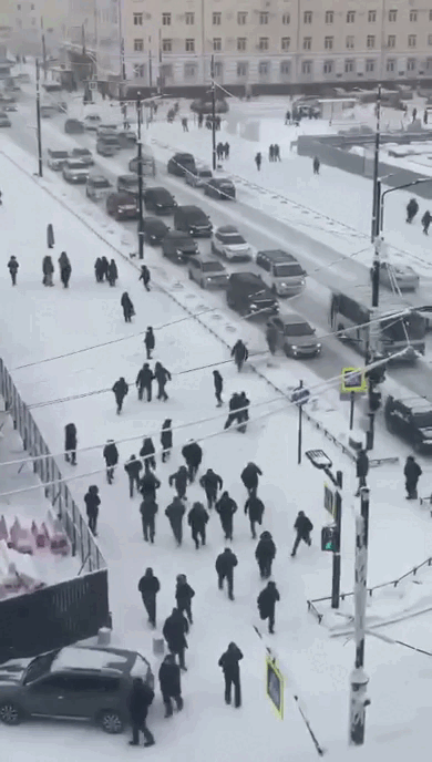 Так люди рассыпались по улицам, пытаясь получить ответы на свои вопросы. 