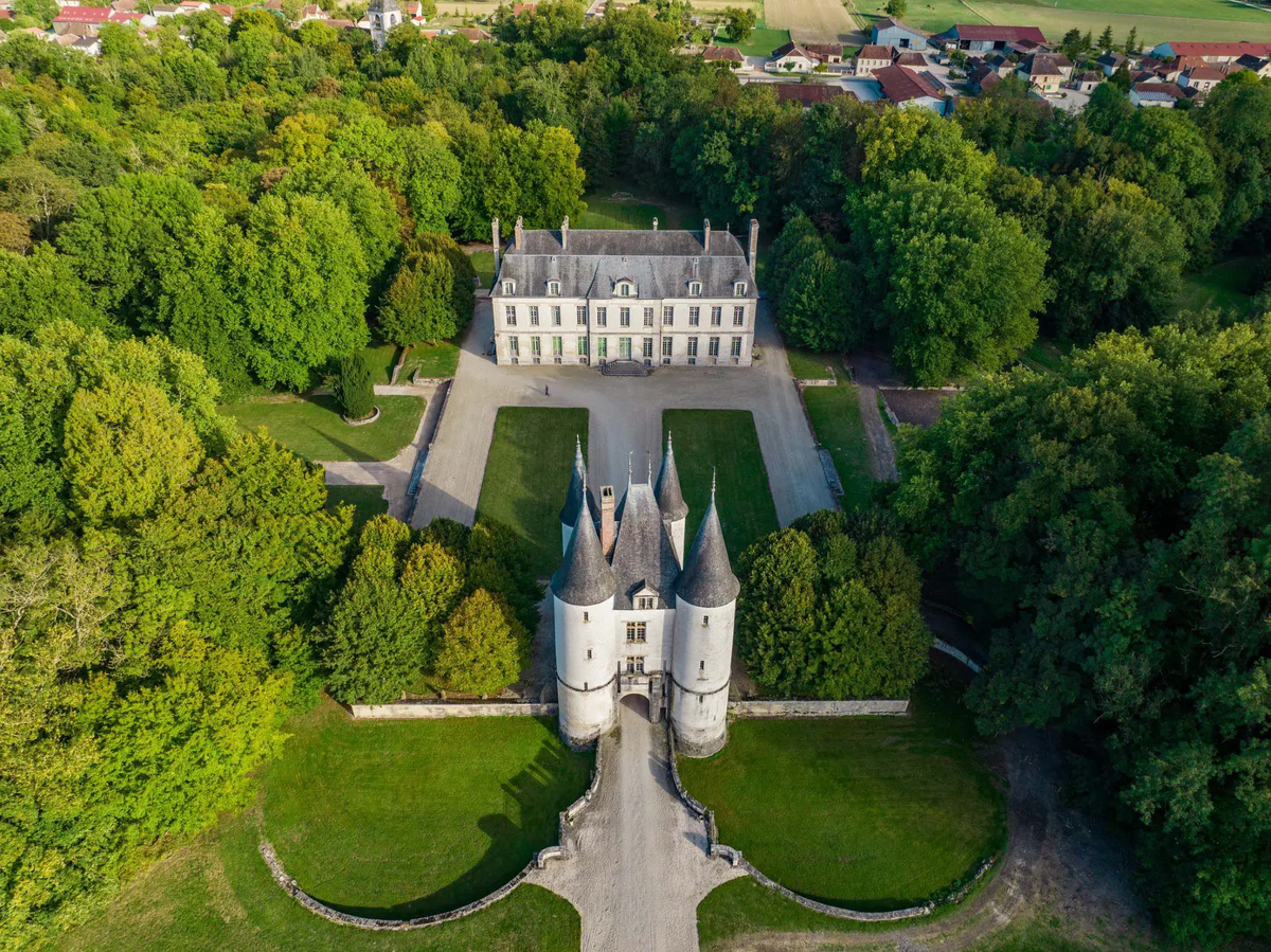 Замок Дампьер (Chateau de Dampierre) в Шампани состоит из двух частей: комплекса башен XVI века и усадебного дома начала XVIII века.