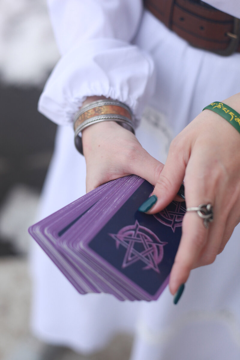 Таролог - не чародей, он никого не привораживает и не "возвращает". Зато помогает осознать, что не так в вашей личной или профессиональной жизни. Фото автора блога.