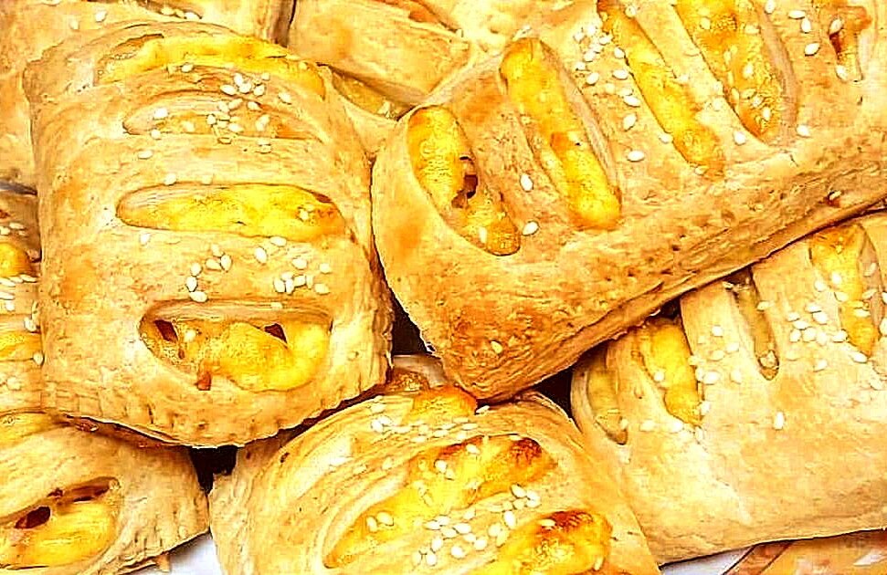 пирожки слойки конвертики. хачапури мегрельский. пирог из слоеного теста с грибами и сыром. лодочка выпечка. пирожки лодочки.