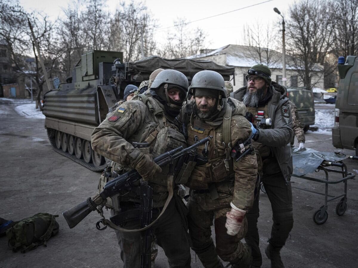    Украинские военнослужащие в госпитале в Донецкой области© AP Photo / Evgeniy Maloletka