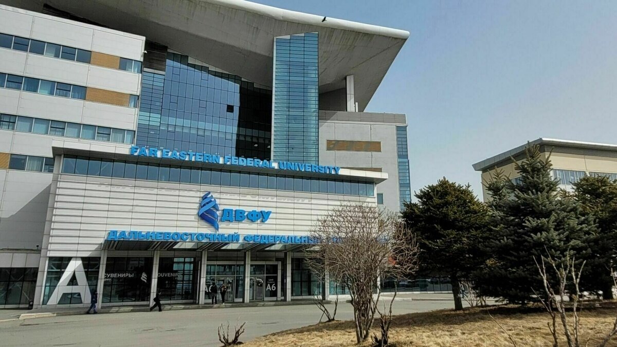     Этой ночью на кампус ДВФУ во Владивостоке украсило шоу из водопадов. Однако не в привычном месте, на набережной студгородка, а в одном из общежитий — где ночью произошел порыв коммуникаций. Подробности о ситуации нашему корреспонденту сообщили в пресс-службе ДВФУ.