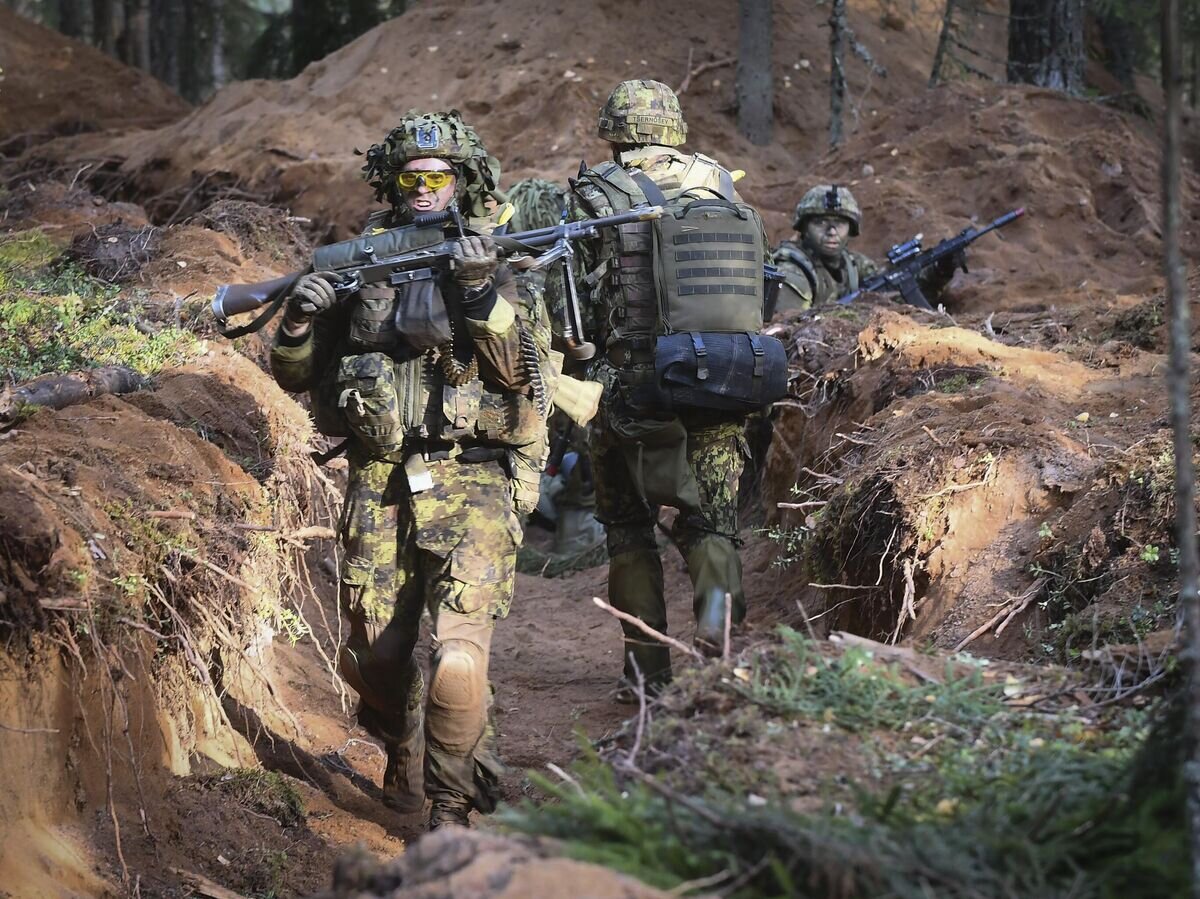    Британские военнослужащие во время учений в Эстонии© AP Photo / Sergei Stepanov