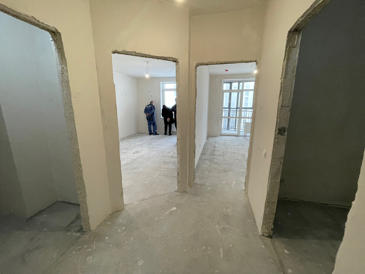 Слева направо: кладовка, кухня-гостиная, спальня, санузел.