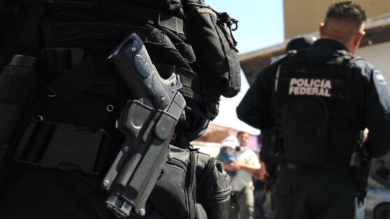    Мексиканские школьники начали вооружаться после похищений в деревнях Сергей Бунеев