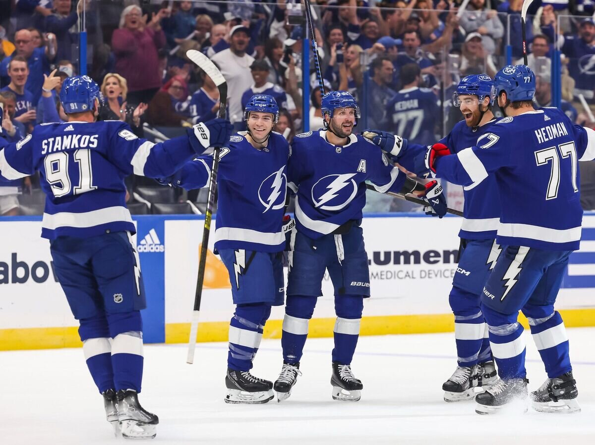    Нападающий "Тампа-Бэй Лайтнинг" Никита Кучеров (по центру)© Фото : twitter.com/tblightning