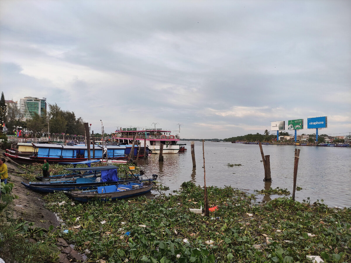 нидерланды амстердам роттердам. панорама города с рекой. город на реке лон. река спокан. дневной город.