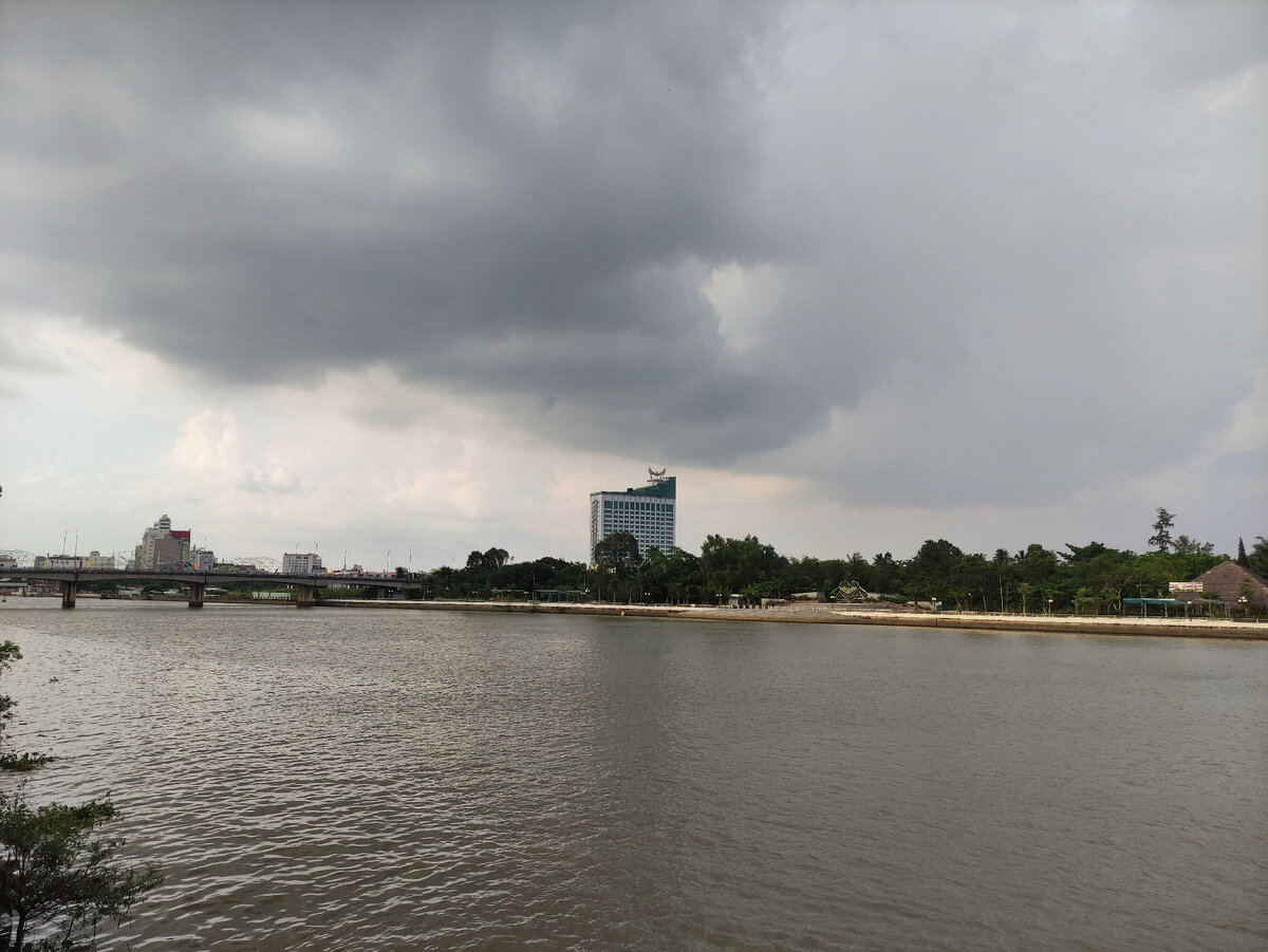 Вдалеке от берегов. Берег моря. Пляжная линия. Берег вдали. Водная гладь.