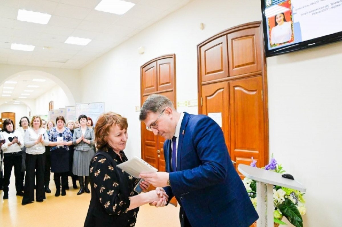   В Омске открыли доску почёта работников системы образования