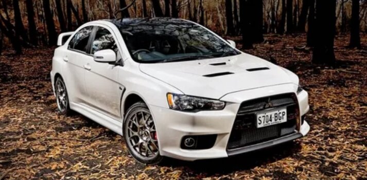 Mitsubishi Lancer Evolution VIII (B8) оснащался 2.0-литровым турбированным двигателем 4G63. Главные характеристики включали высокую мощность, примерно 271 лошадиная сила, и систему полного привода, что делало его отличным выбором для раллийных соревнований. Также, автомобиль имел усиленную подвеску, улучшенные тормоза и аэродинамический обвес для повышения производительности.
