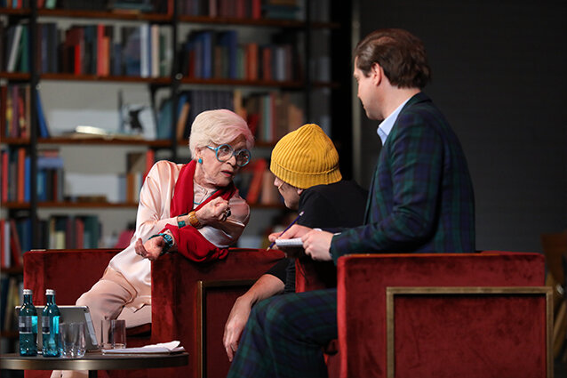 Презентация яндекс алисы. Алиса каждый человек. Алиса каждый человек. Яркие крылатые выражения. Алиса а ты высокая женщина.