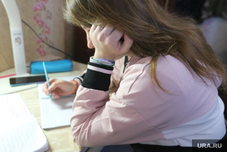 Педагогу необходимо знать и уметь. Задумчивый ученик. Специальности профессии учитель. Что нужно чтобы стать преподавателем. Современный педагог должен знать:.