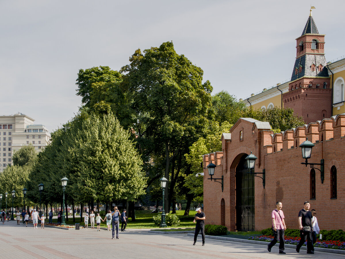 Александровский сад, стена. Здесь множество значимых символов, просто не счесть