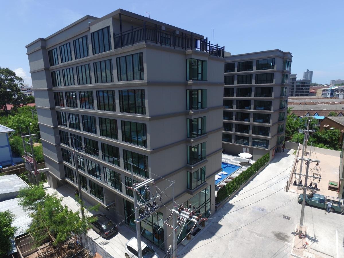 Отель «Beston Hotel Pattaya» - строго и сердито.