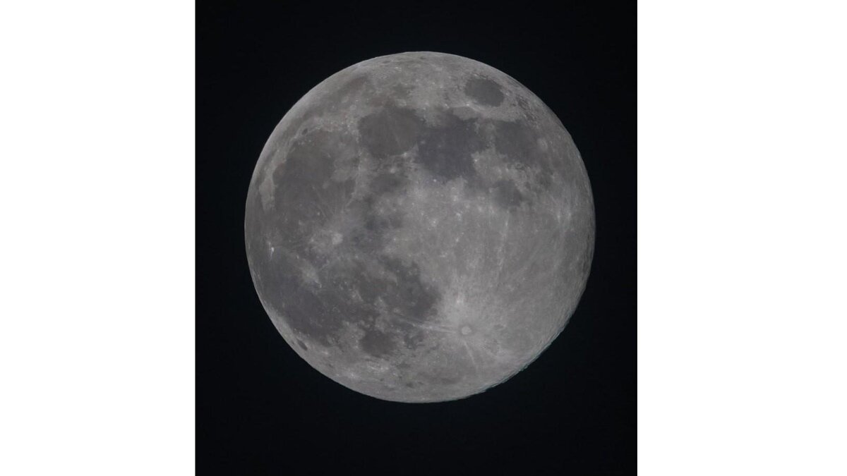 В темном небе не видно луны. Луна на небе. Луна фото. Ночное небо с луной реалистичное. Темное небо с луной.