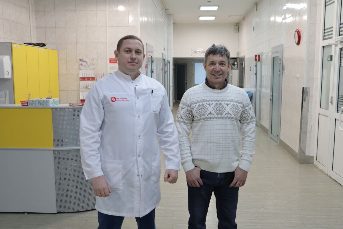 Геннадий Бельский со своим хирургом Алексеем Ластевским, который оперировал пациента около 6 часов