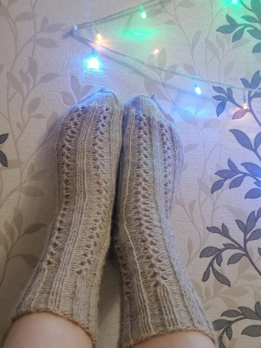 Вязала невестке, а носит сын. Понравились больше чем его без дырочек. 