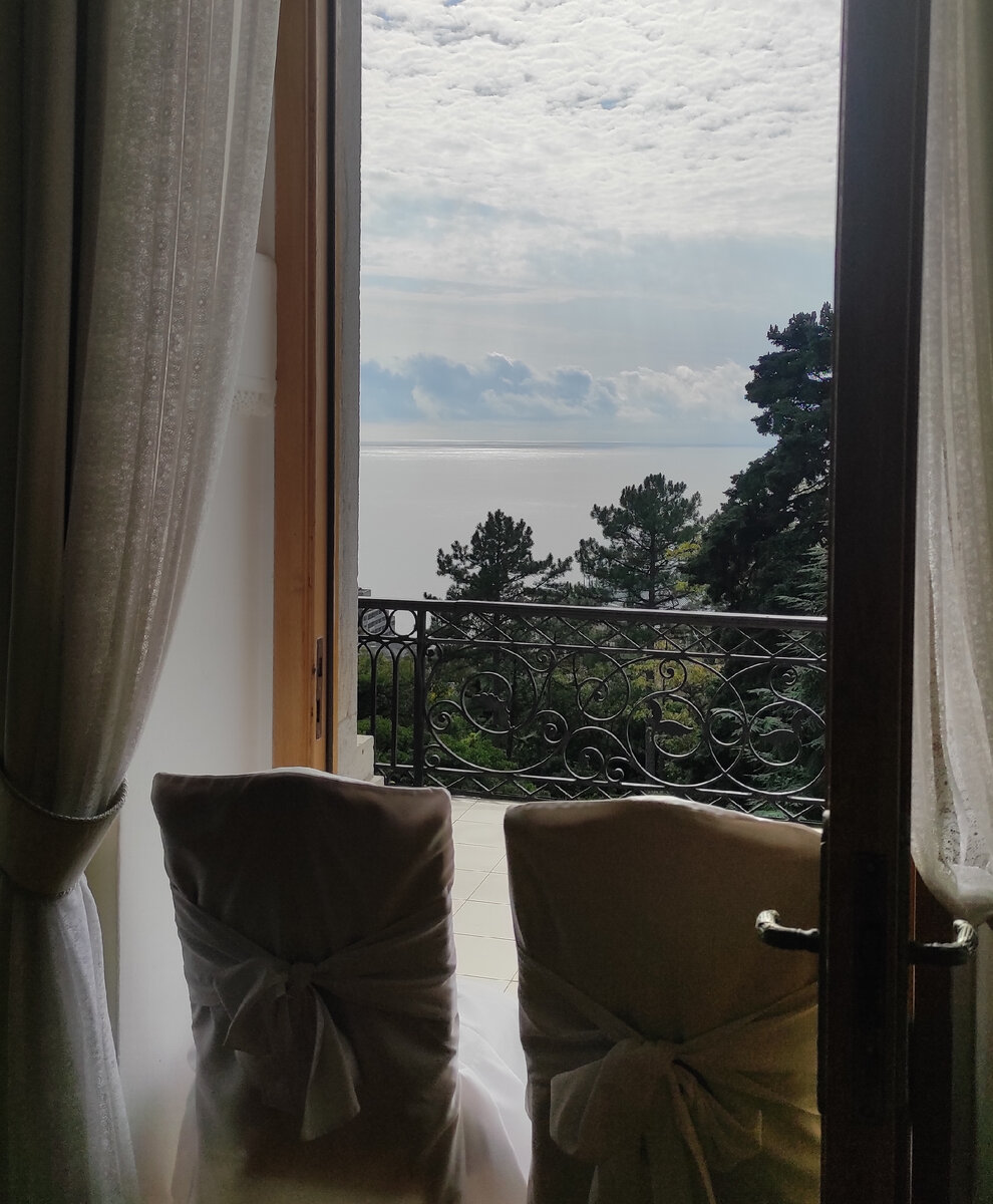 Италия? Нет, Крым. Вид из столовой Юсуповского дворца. 