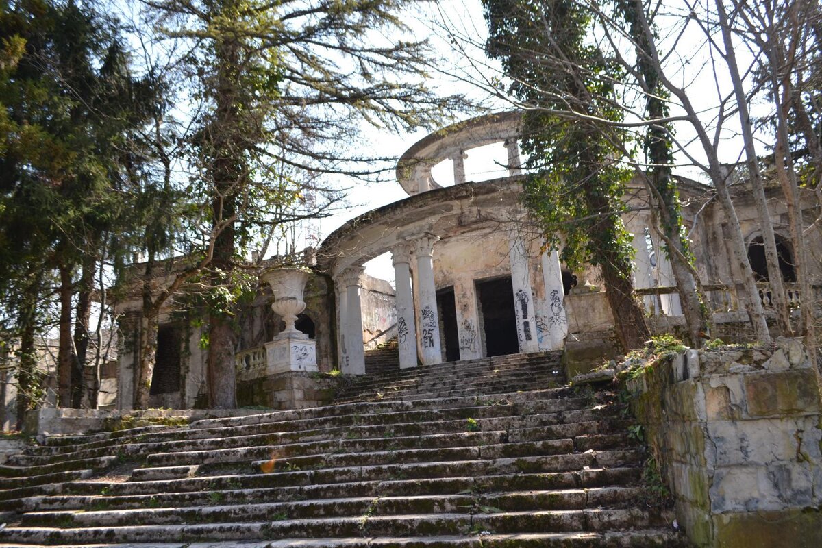 Заброшенный ресторан Сталина, по дороге на гору Ахун. 