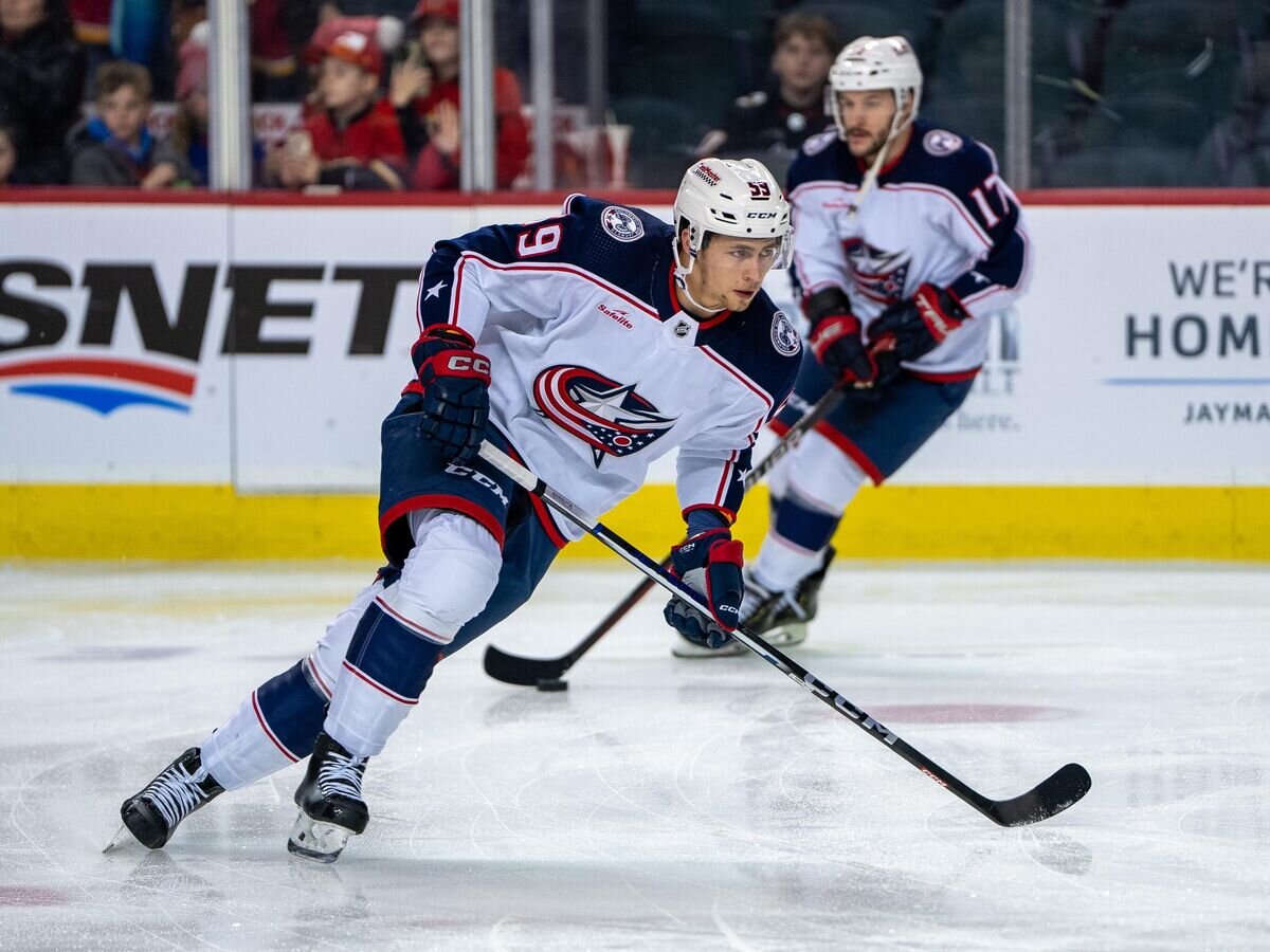    Хоккеист "Коламбус Блю Джекетс" Егор Чинахов© Фото : twitter.com/bluejacketsnhl