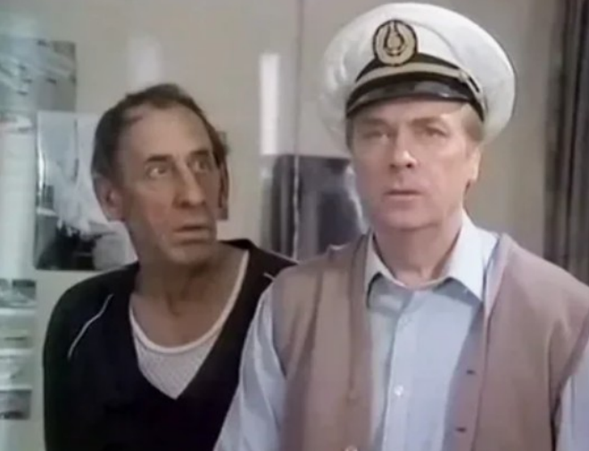 Какую советскую кинокомедию. Герои советских комедий. Какую советскую кинокомедию. Советские комедии. Полосатый рейс фильм 1961.