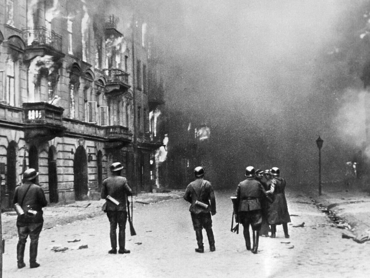 Улицы Варшавы в огне. Кадр из фильма "Обыкновенный фашизм"© РИА Новости / Снимок с экрана