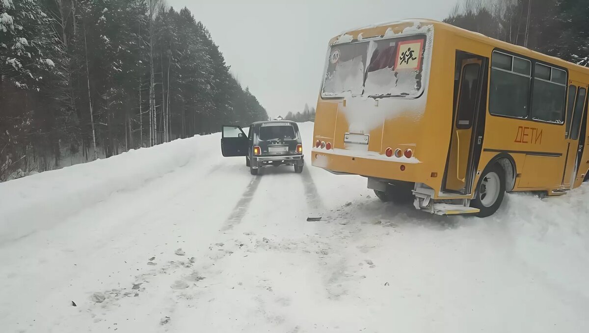    25 января в Воткинском районе произошло ДТП со школьным автобусом. При совершении обгона в автобус с детьми врезался легковой автомобиль.