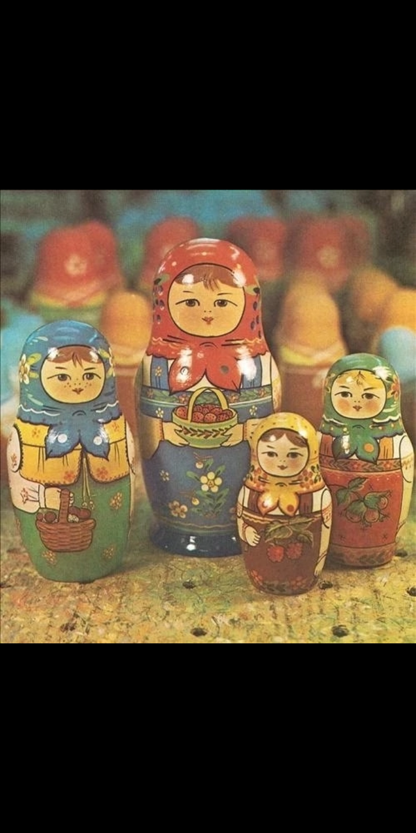 КАК ПРАВИЛЬНО ИГРАТЬ С МАТРЕШКОЙ.  В последнее время русская матрёшка стала модным сувениром. Красиво расписанные и дорогие матрёшки продаются иностранцам как своеобразный символ России, как типичный русский сувенир. За этим увлечением мы забыли, что матрёшка – не только украшение или сувенир, но что она – прежде всего игрушка для детей. При чём очень полезная игрушка. Её педагогической ценности может позавидовать любое современное пособие. Эта замечательная народная игрушка имела заслуженное признание у русских педагогов и рассматривалась как классический дидактический материал, как подлинный народный дар маленьким детям. С помощью матрёшки можно научить детей выделять разные качества величины, сравнивать предметы по высоте, ширине, цвету и объёму. Всё это, конечно же, способствует координации руки и глаза, развивает восприятие и мышление маленьких детей. Но, чтобы матрёшка имела развивающий эффект, недостаточно её приобрести и дать в руки ребёнку. Необходимо открыть её замечательные свойства и научить малыша играть с ней. В этой статье мы хотим предложить вам возможные варианты игры с матрёшкой, в которые вы можете поиграть с вашим малышом. Для этого вам понадобится многоместная матрёшка, включающая 9 предметов. При его отсутствии можно использовать 2 набора обычных пятиместных матрёшек. Пригодятся также палочки, кружочки или кубики разной величины.  Очень важен момент первого знакомства с матрёшкой, открытие её главного секрета. Этот момент вы должны сделать радостным и сюрпризным. Например, так:  Усевшись за столик вместе с ребёнком, вы торжественно достаёте большую матрёшку и восхищаетесь её красотой: “Посмотри, какая красавица к нам пришла! Её зовут Матрёшка. Какой у неё платочек, какие щёчки…” Полюбовавшись ею, вы берёте игрушку в руки и удивлённо говорите: “Что-то она тяжёлая, и гремит, Может там что-то есть внутри? Давай посмотрим!” Открывая матрёшку, вы вместе с малышом как заклинание произносите слова: “Матрёшка – матрёшка, откройся немножко!” Процесс открывания матрёшки можно слегка растянуть, чтобы усилить ожидание и любопытство ребёнка.  Открыв большую матрёшку и обнаружив в ней другую, вы естественно удивляетесь и рассматриваете её вместе с ребёнком, как и первую. Поставив две матрёшки рядом, предложите малышу сравнить их. Спросите, какая выше, а какая ниже, какой платочек у маленькой, какого цвета фартук у большой. Объясните, что по форме обе матрёшки одинаковые, а по размеру разные. После этого предложите узнать, не спрятался ли в новой матрёшке ещё кто-нибудь. Под те же слова (“Матрёшка-матрёшка, откройся немножко”) пускай появится следующая, третья матрёшка. Поставьте её рядом и сравните с предыдущими. Так продолжается до тех пор, пока все матрёшки не выйдут.  Выстроив их в ряд по росту, обратите внимание ребенка на то, что каждая матрешка одета по-своему и что каждая следующая меньше предыдущей на целую голову. После такого знакомства начинается игра "в детский сад".  Объясните малышу, что матрешки, как и дети, ходят в детский сад, но только большие идут в старшую группу, а маленькие - в младшую. Отгородите место на столе (чертой или палочкой) для старшей и младшей группы и предложите ребенку отвести каждую из матрешек в подходящую группу, а в какую - пусть решает он сам. Если малыш перепутает, поставьте две матрешки рядом и спросите, какая больше. Когда все матрешки попадут в соответствующие группы, подведите итог, т. е. подчеркните, что высокие матрешки оказались в старшей группе, а ростом поменьше - в младшей. Они еще маленькие. Вот подрастут и то-же пойдут в старшую.  "А теперь отправим наших матрешек на прогулку, - предлагаете вы. - Пусть старшие поведут своих подружек из младшей группы". Попросите ребенка сначала построить по росту старших матрешек, а затем для каждой старшей матрешки найти соответствующую пару в младшей группе. Предложите малышу взять самую большую матрешку, пойти с ней в младшую группу и найти ей подходящую пару - самую большую среди маленьких. Когда он выберет подходящую пару для большой, попросите отвести обеих матрешек на другой край стола, где у вас будет детская площадка. Первая пара уже пошла гулять, а вам нужно подобрать следующую, т. е. выбрать вторую по величине матрешку в старшей и младшей группах. Когда все 5 или 6 пар будут готовы, матрешки начинают гулять по столу: прыгать, петь и т. д.  На "прогулке" можно устроить игру в прятки. Маленькие матрешки пусть попросят более крупных спрятать их, а остальные ищут пропавших подружек. Убедитесь вместе с ребенком, что в матрешке спрятаться может только та, что меньше ростом, а более крупная в маленькую не поместится.  После прогулки матрешки с помощью малыша опять выстраиваются парами и возвращаются в "детский сад", где их зовут измерять рост. В качестве ростомера используйте, к примеру, пирамидку с одним колечком, которое свободно перемещается по стержню. Пусть малыш ставит матрешек на ростомер, начиная с самой маленькой, а вы опускаете над их головами колечко и отмечаете, какого роста каждая из них. Для отметок можно использовать цветные карандаши, подбирая их в соответствии с цветом каждой матрешки. Почаще спрашивайте ребенка, какая из них самая высокая, какая чуть-чуть пониже, какая намного меньше, где самая маленькая и др.  Затем наступает время обедать. Вы достаете набор тарелок - кружочков разной величины - в соответствии с количеством матрешек и предлагаете ребенку подобрать для каждой подходящую тарелочку: самую большую для самой высокой матрешки, чуть поменьше для следующей и т. д. Здесь уместны разные шутки - например, маленькая матрешка захотела поесть из большой тарелки, а большая, жалуясь на отсутствие аппетита, предпочитает маленькую порцию. Возле одной тарелки могут оказаться сразу 3 матрешки, а кто-то из них может забрать себе две порции. В конце концов вы вместе с малышом всё же наводите порядок и каждая матрешка съедает свой обед. После обеда, естественно, нужно поспать. В качестве кроваток можно использовать бумажные полоски или квадраты разной величины, соответствующие размерам матрешек. Матрешек опять делят на две группы - старшую и младшую. Ребенок отводит каждую группу в свою спальню, где выбирает для них кроватки. Сначала нужно уложить младших, а потом старших. Здесь опять же матрешки могут покапризничать и показать свой характер. Две из них могут поспорить из-за одного места, а большая захочет лечь в маленькую кроватку. С вашей помощью матрешки иногда могут исчезать. Обнаружив вместе с малышом пустую кроватку, подскажите ему, что кто-то из матрешек спрятался и что он должен догадаться кто. Сравнив размер пустой кроватки с остальными, ребенок сам должен определить рост пропавшей матрешки - из какой она группы, ближе она к самой большой или самой маленькой, где самые близкие к ней по росту. Когда он приблизительно определит рост исчезнувшей матрешки, она вдруг появится и извинится за непослушание.  Проснувшись, матрешки опять выстраиваются и отправляются парами на прогулку, где снова бегают, резвятся и прячутся.  Если вы играете двумя одинаковыми наборами, можно подбирать пары одинаковых матрешек из каждого набора. В этом случае ребенок должен найти для каждой матрешки подругу того же роста. Перемешайте оба набора матрешек и предложите построить их парами по росту. Говоря от имени каждой матрешки, просите ребенка найти ей пару. Сначала он будет сравнивать с помощью рук, а потом научится делать это на глаз. Вы можете придумать и другие сюжеты. Важно показать, что все матрешки, с одной стороны, похожи, что они "родственники" или подружки, а с другой, что они разные и могут вступать в различные отношения (дружить, ссориться, мириться, старшие могут заботиться о младших или, наоборот, обижать их, а младшие демонстрировать свою неопытность и наивность).  После игры не оставляйте матрешку для свободного пользования, пока малыш не научится играть с ней осмысленно. Если эта замечательная игрушка будет просто валяться в ящике, ребенок быстро утратит к ней интерес, а ее отдельные части будут разбросаны и быстро потеряются.  В первых играх с матрешкой ваше участие совершенно необходимо. Вы должны оживить маленьких неподвижных кукол, сделать веселыми и озорными. Очень многое зависит от выразительности ваших слов и действий. Именно они должны вызвать у малыша интерес к игре и вовлечь его в воображаемую ситуацию.  И еще один совет: постарайтесь предоставить ребенку больше свободы и почаще побуждайте его думать. Не торопитесь говорить за него то, что он может сказать сам. Если он допускает ошибку, задайте ему наводящий вопрос или организуйте забавную ситуацию. Помогите ему построить свой "матрешечный" мир, в котором он будет высшим судьей и полным хозяином.  В какие еще игры можно играть с матрешками?  1. Поначалу, малышу больше всего нравится открывать матрешки. Удивляйтесь вместе с ребенком, что внутри кто-то есть. Следующий этап – составление половинок – покажите как смешно, когда две половинки не совпадают. Придумывайте разные задания, стимулирующие ребенка вкладывать одну матрешку в другую (например, маленькая матрешка просит большую ее спрятать).  2. Выстраивайте матрешек по росту (как по возрастанию, так и по убыванию). Например, они могут строем по уменьшению роста пойти гулять в лес, а домой возвращаться в обратном порядке (чтобы не было обидно). Когда малыш научится выстраивать матрешки по росту – “забудьте” одну матрешку, пусть ребенок догадается, в какое место строя ее поставить. Интересно сравнивать матрешки с другими предметами (пирамидкой, какой-то игрушкой) и рассортировывать их на две группы выше или ниже объекта. Сделайте из коробок несколько ворот разной высоты. Пусть малыш выяснит, какие матрешки, в какие ворота могут пройти.  3. Сделайте из коробок домики разного размера, предложите ребенку расселить в них матрешки. Кроватками матрешкам могут стать кружки от пирамидки, которые тоже нужно распределить соответственно размерам матрешек. Таких соответствий можно устанавливать множество, но не забывайте, что все задания должны естественно вплетаться в сюжет игры.  4. Перепутайте два набора матрешек (лучше всего одинаковых, но разных расцветок) и попросить ребенка их рассортировать или выстроить парами.  5. В игре, под разными предлогами, просите ребенка дать вам самую большую, среднюю, двух самых низких матрешек.  6. Придумайте матрешкам имена, созвучные порядковым числительным или названиям дней недели. Наденьте верхние половинки матрешек на пальцы и дайте им имена по названиям пальцев.  7. На листе картона обведите основания матрешек. Можно оформить эти круги как стульчики вокруг стола или вагончики в паровозе. Попросите ребенка расставить матрешки по местам.  8. Разложите внутрь матрешек ягодки разных размеров (картонные кружочки) или горошинки по возрастанию количества. Можно написать цифры на донышках и положить в матрешку столько же горошинок.  9. Предлагайте ребенку ролевые игры. Например, в маму и ее дочек. Наделяйте каждую матрешку своим характером. Начинайте с обыгрывания распорядка дня. Детям постарше интересно будет отыгрывать различные ситуации, которые происходят на детской площадке. Если в семье несколько детей, делайте акцент на “старший – младший”, в игре покажите преимущества каждого ребенка. С несколькими наборами матрешек можно инсценировать отношения нескольких семей.  10. В отсутствие ребенка расставьте матрешки в комнате, на видных местах. Расскажите малышу, что матрешки заблудились и предложите их отыскать.  Стишки, загадки, песенки о матрешках  Хотелось бы познакомить вас с рассказом Якова Тайца “Сколько?”.  Сколько? (Я. Тайц)  Папа принес Маше матрешку и сказал:  - Вот тебе три игрушки.  - Почему три? – спросила Маша. – Одна матрешка.  - Давай считать, - сказал папа. – Одна?  - Одна!  Папа открыл матрешку, там другая, поменьше.  - Две?  - Две!  Папа открыл вторую, а там еще одна, самая маленькая.  - Три?  - Три, - засмеялась Маша.  - То-то, - сказал папа.  Вот они все стоят!  Стихи  Вот пять кукол деревянных,  Круглолицых и румяных,  В разноцветных сарафанах,  На столе у нас живут —  Всех матрешками зовут!  ***  Кукла первая толста,  А внутри она пуста,  Разнимается она  На две половинки,  В ней живет еще одна  Кукла в серединке.  ***  Эту куколку открой —  Будет третья во второй.  Половинку отвинти,  Плотную, притертую,  И сумеешь ты найти  Куколку четвертую.  ***  Вынь ее да посмотри,  Кто в ней прячется внутри.  Прячется в ней пятая  Куколка пузатая!  Эта кукла меньше всех —  Чуть-чуть больше, чем орех!  Считалочка  Мы - красавицы матрешки  Разноцветные одежки.  Раз — Матрена.  Два - Малаша,  Мила — три.  Четыре — Маша.  Маргарита — это пять.  Нас не трудно сосчитать. (В. Степанов)  Песенка «Веселые матрешки»  Мы - веселые матрешки,  Ладушки, ладушки!  На ногах у нас сапожки.  Ладушки, ладушки!  В сарафанах ходим пестрых.  Ладушки, ладушки!  Мы похожи, словно сестры.  Ладушки, ладушки!  Завязали мы платочки.  Ладушки, ладушки!  Раскраснелись наши щечки.  Ладушки, ладушки!(муз. Ю. Слонова, сл. Л. Некрасовой)  Загадки про Матрёшку:  Ростом разные подружки,  Не похожи друг на дружку,  Все они сидят друг в дружке,  А всего одна игрушка. (Ответ: Матрешка)  ***  В этой молодице  Прячутся сестрицы.  Каждая сестрица –  Для меньшей – темница. (Ответ: Матрешка)  Из истории:  Невозможно представить Россию без матрешки – деревянной выточенной куклы с многочисленными вкладышами. Но мало кто знает, где и когда родилась эта красавица, ставшая символом нашей родины.  Первая матрёшка – круглолицая и полненькая веселая девушка в косынке и русском народном платье – появилась на свет отнюдь не в древности, как считают многие. Прообразом для этой куклы послужила фигурка буддийского мудреца Фукурумы, привезенная в Абрамцево в конце 19 века с острова Хонсю (Япония). У деревянного мудреца была вытянутая голова и добродушное лицо – и вдохновившись обаятельной игрушкой (по преданию, такие фигурки впервые начал вырезать русский монах, живший на острове Хонсю!), в начале 1890-х годов токарь-игрушечник Василий Звёздочкин выточил первую русскую матрёшку, а художник Сергей Малютин расписал их под девочек и мальчиков. На первой матрешке была изображена девушка в простонародном городском костюме: сарафане, переднике, платочке с петухом. Игрушка состояла из восьми фигур. Изображение девочки чередовалось с изображением мальчика, отличаясь друг от друга. Последняя изображала спеленатого младенца.  В 1900 году русские матрёшки "дошли" до Парижа - они экспонировались в этом городе на Всемирной выставке, где получили мировое признание и медаль. Кстати, в начале двадцатого века некоторые матрёшки и вправду "научились" ходить: ноги такой матрёшки, "обутые" в лапти, подвижны, - и она может идти, если поставить ее на наклонную плоскость. Такие игрушки получили название "матрёшки-ходилки".