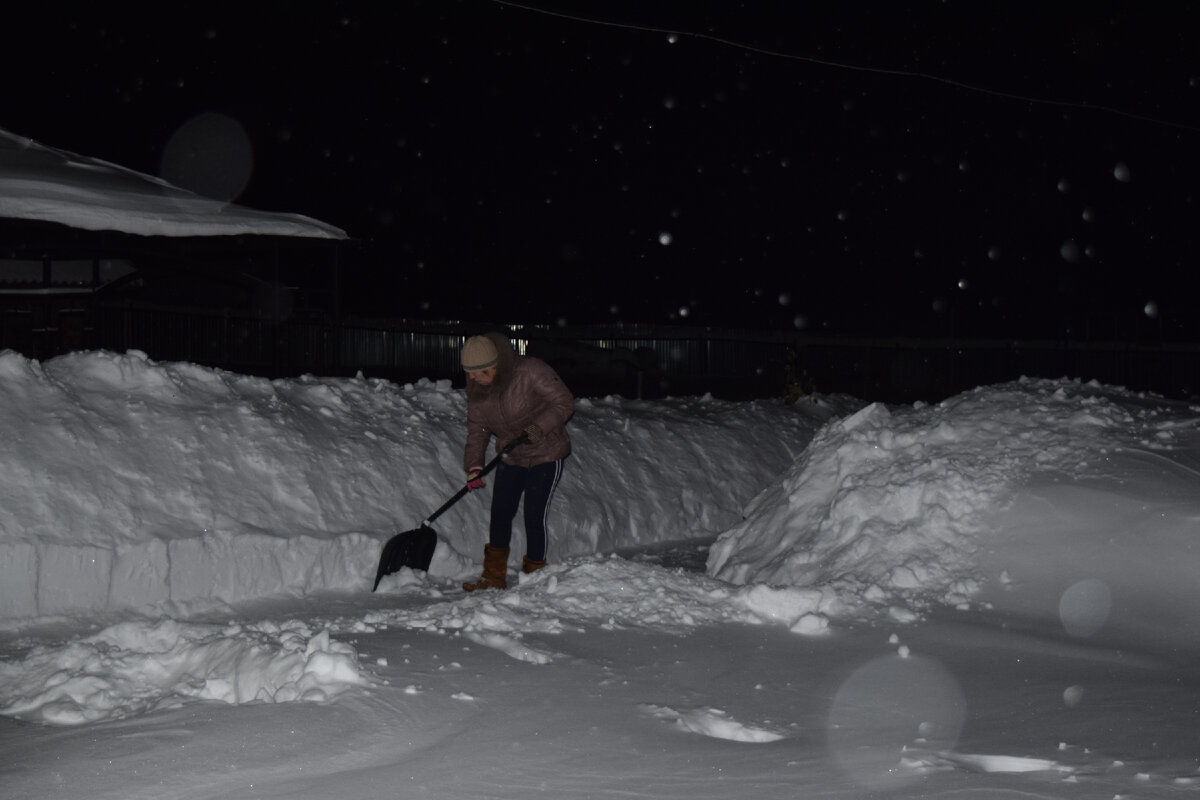Вот она счастливая жизнь с лопатой в Ивановской области! Это я стараюсь, нарезаю бордюрчики. 
