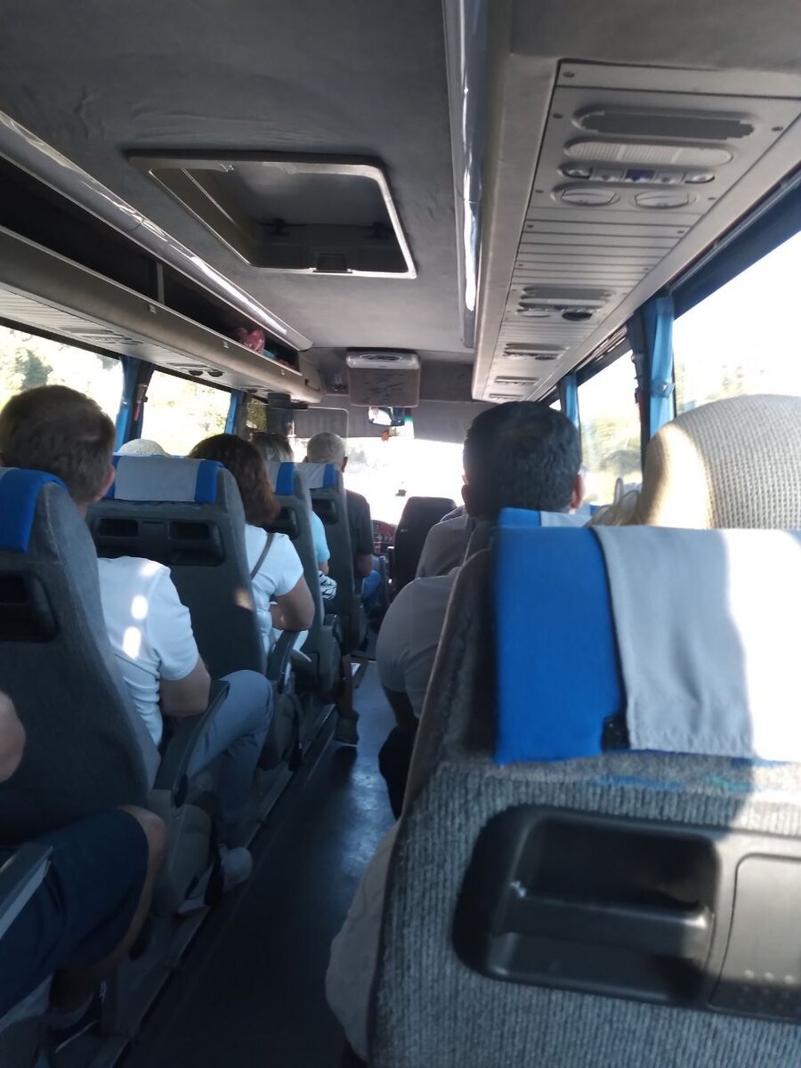 Путь не близкий. Едем на экскурсию в ханский дворец.