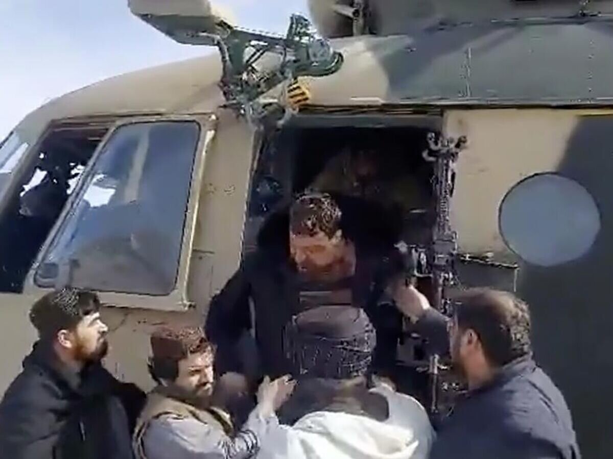    Выживших в результате крушения Falcon 10 доставили в Кабул© Кадр видео