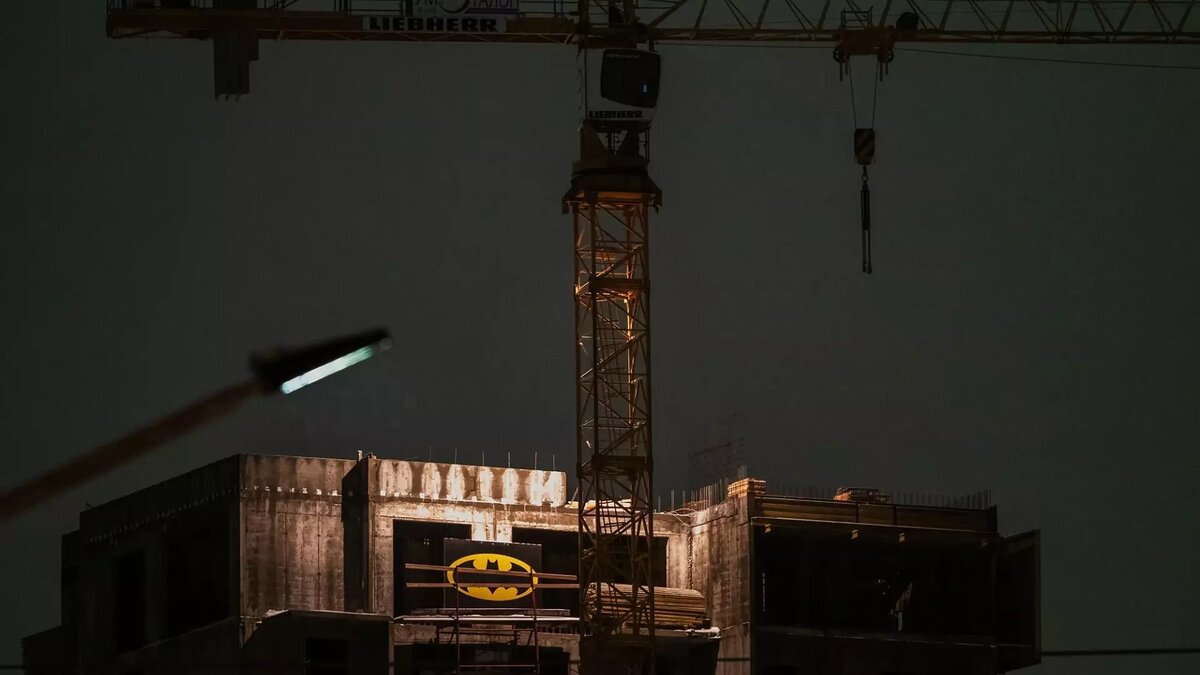     Горожане не оставили креатив строителей без внимания: снимком здания поделился в соцсетях известный карельский фотограф.