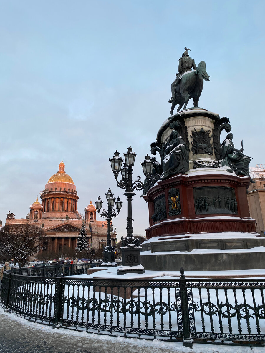 Вид на Исаакиевский собор