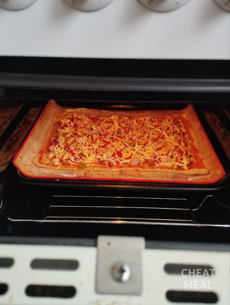 Пицца в духовке на слоенном тесте