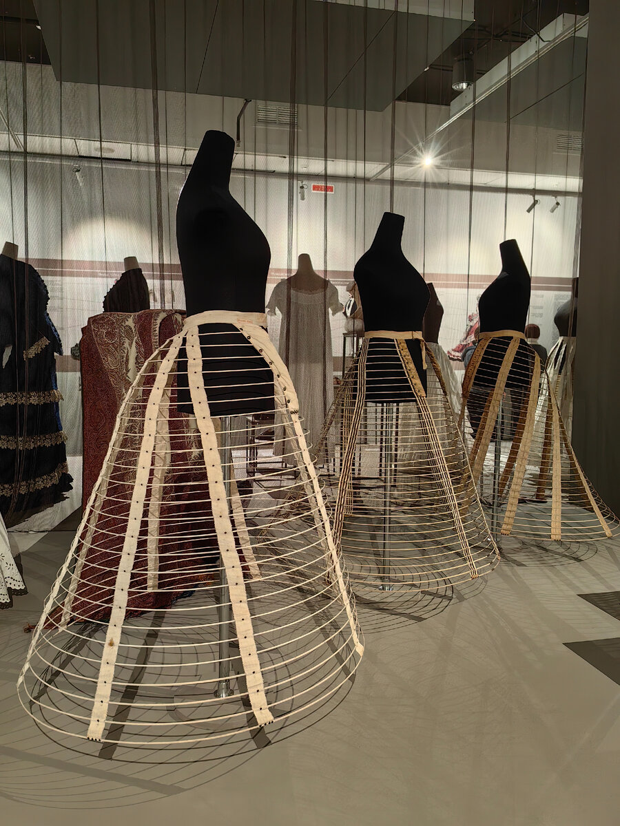 Павильон рабочий и колхозница на вднх. Памятник на вднх рабочий и колхозница. Вднх в москве памятник рабочему и колхознице. Скульптура мухиной рабочий и колхозница. Памятник рабочий и колхозница в москве.