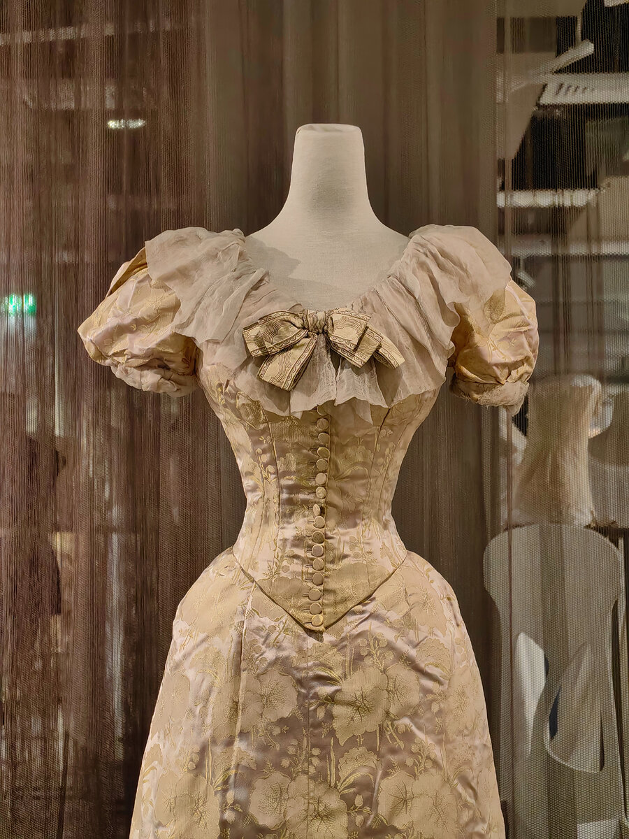 Мода 6 века. Одежда средневековья европа 13 век. Романский 11век – 12 век. Византийская империя одежда императора. Одежда средневековья европа 13 век.