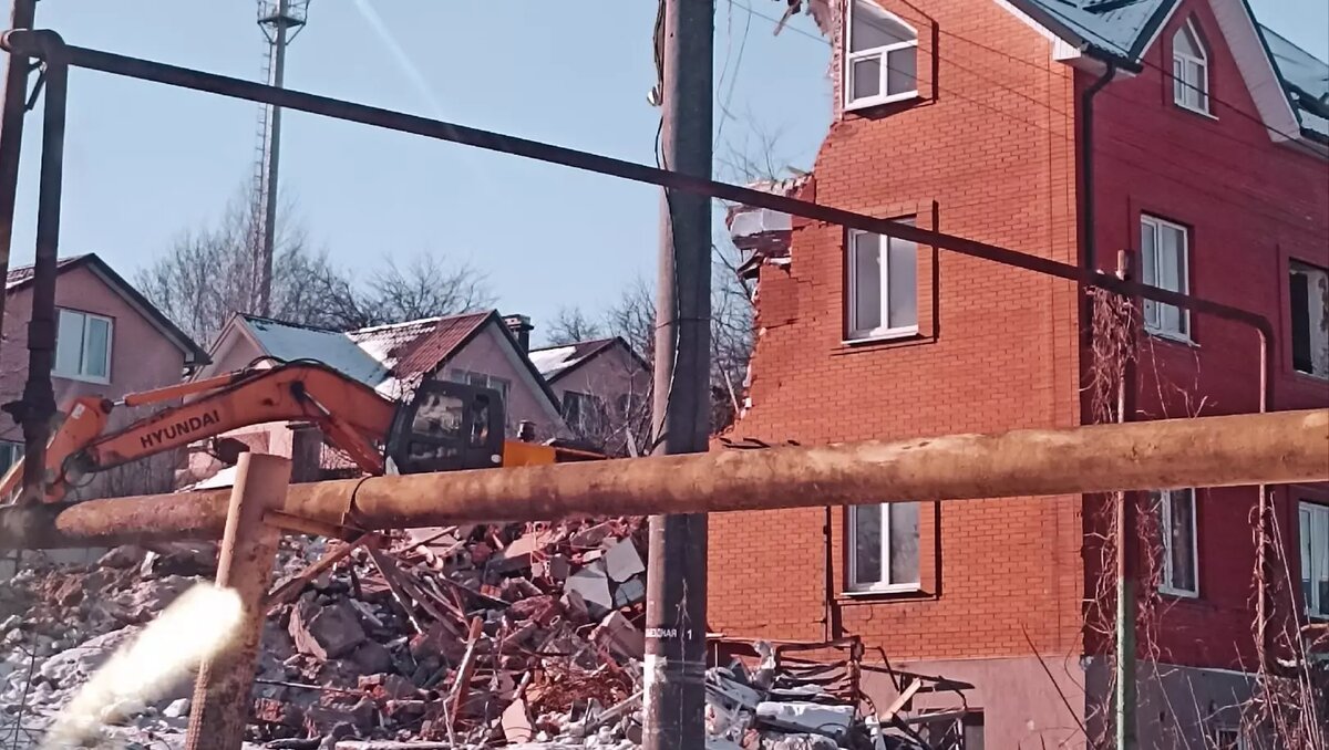     В Ростове начали снос зданий для расчистки участков земли под расширение улицы Вавилова, об этом сообщил местный Telegram-канал.