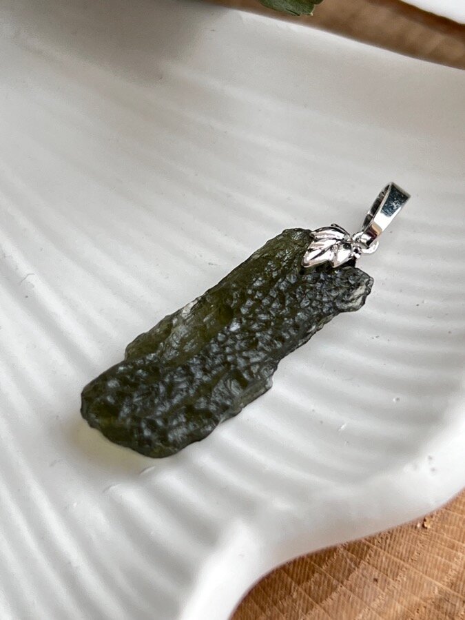 Кулон из минерала молдавит