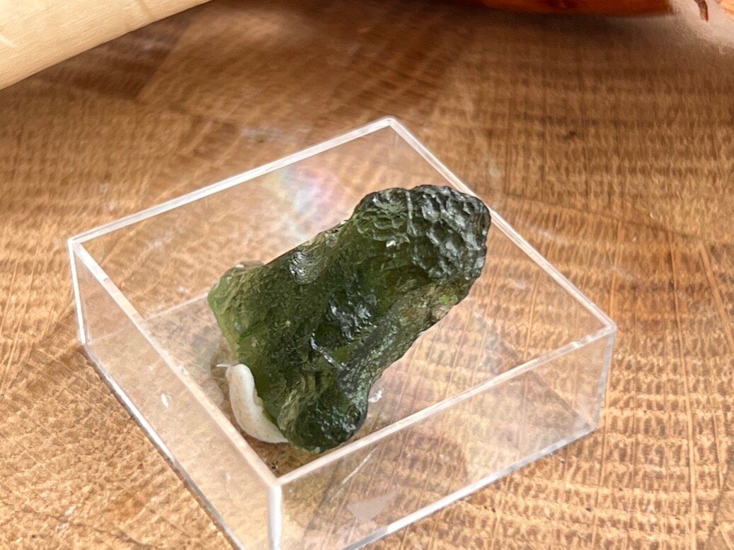Образец минерала молдавит