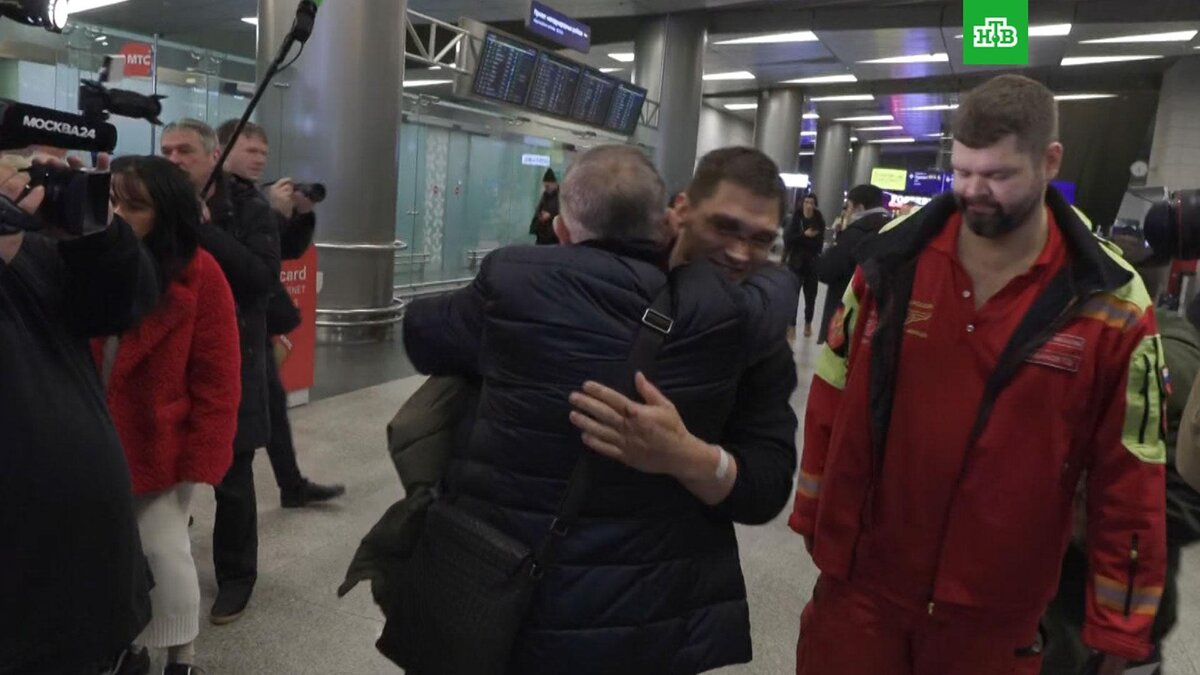    Выжившие в авиакатастрофе в Афганистане прилетели в Москву