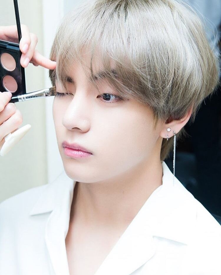 И всё же многочасовое нахождение в гриме не может не отразиться на коже ...>>