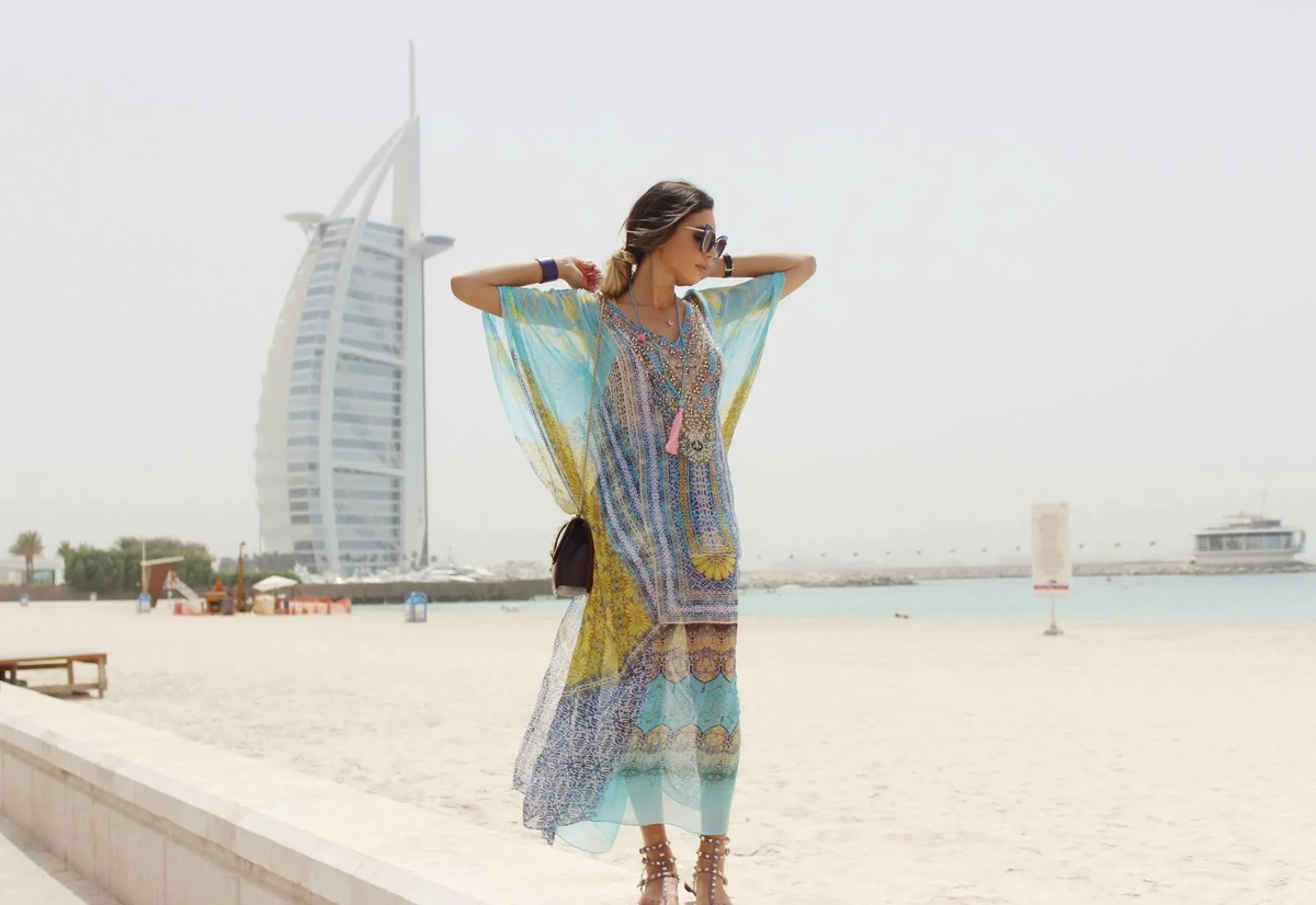Можно ехать в дубай. Девушки ОАЭ. Пляжная одежда в Эмиратах. Туристы в Дубае.