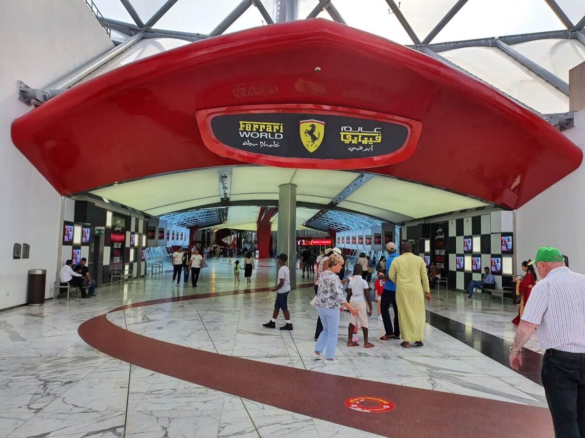 Вход в Феррари парк. 